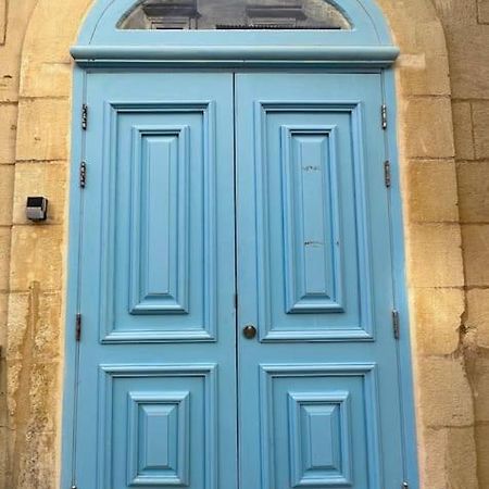 Traditional Townhouse On The Main Street In Valletta Blue Door Extérieur photo