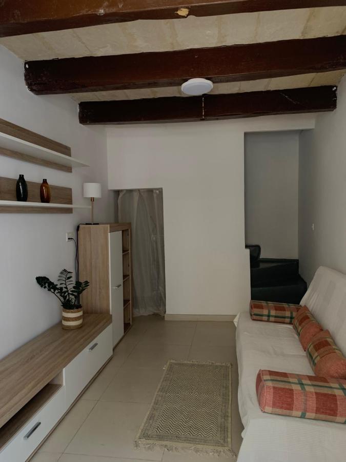Traditional Townhouse On The Main Street In Valletta Blue Door Extérieur photo